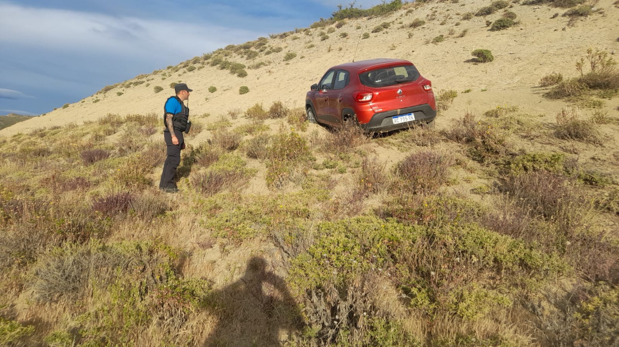 Un auto se despistó en el Camino Roque González