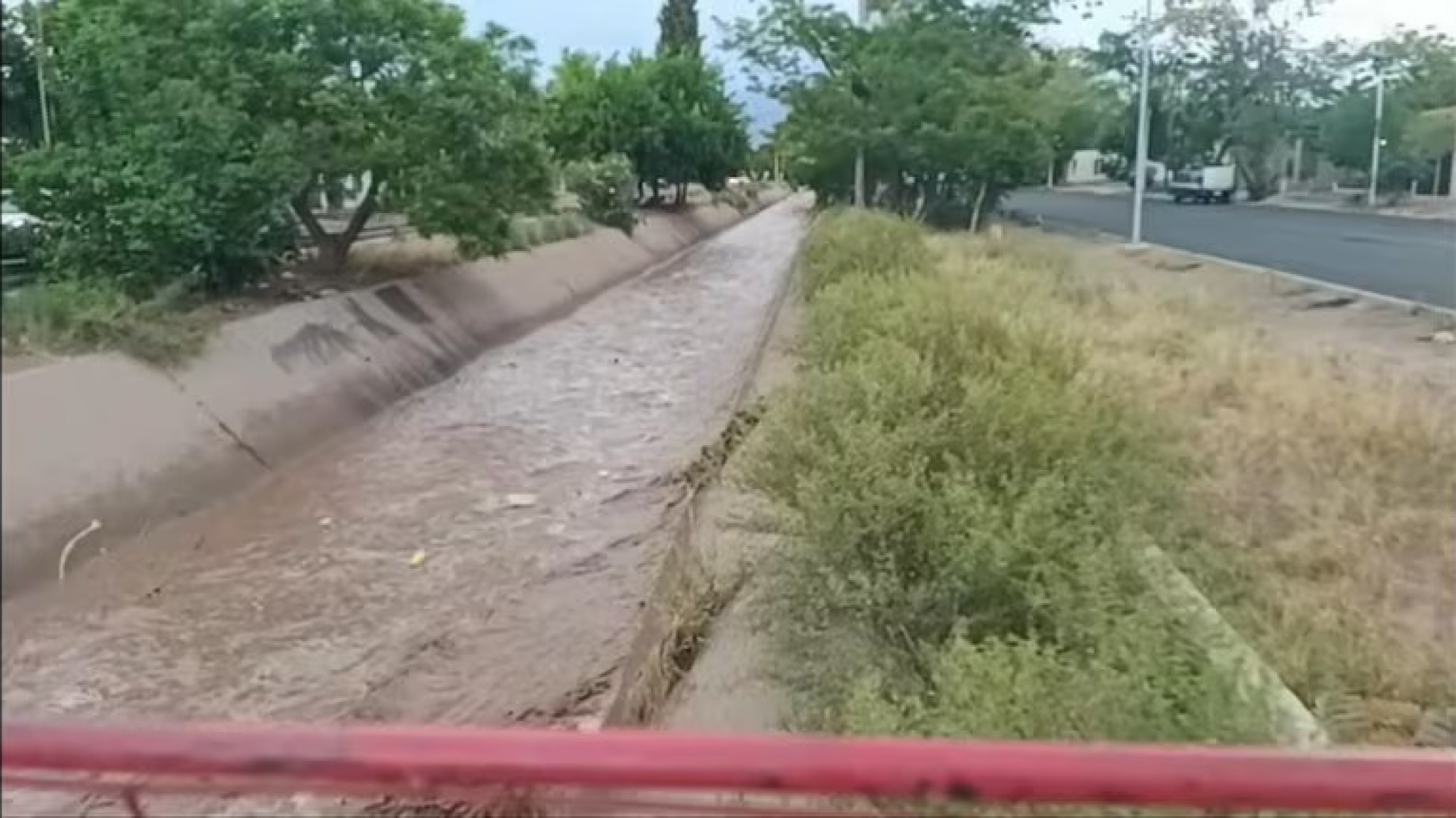 Dos personas desaparecieron tras ser arrastradas durante el temporal de Mendoza
