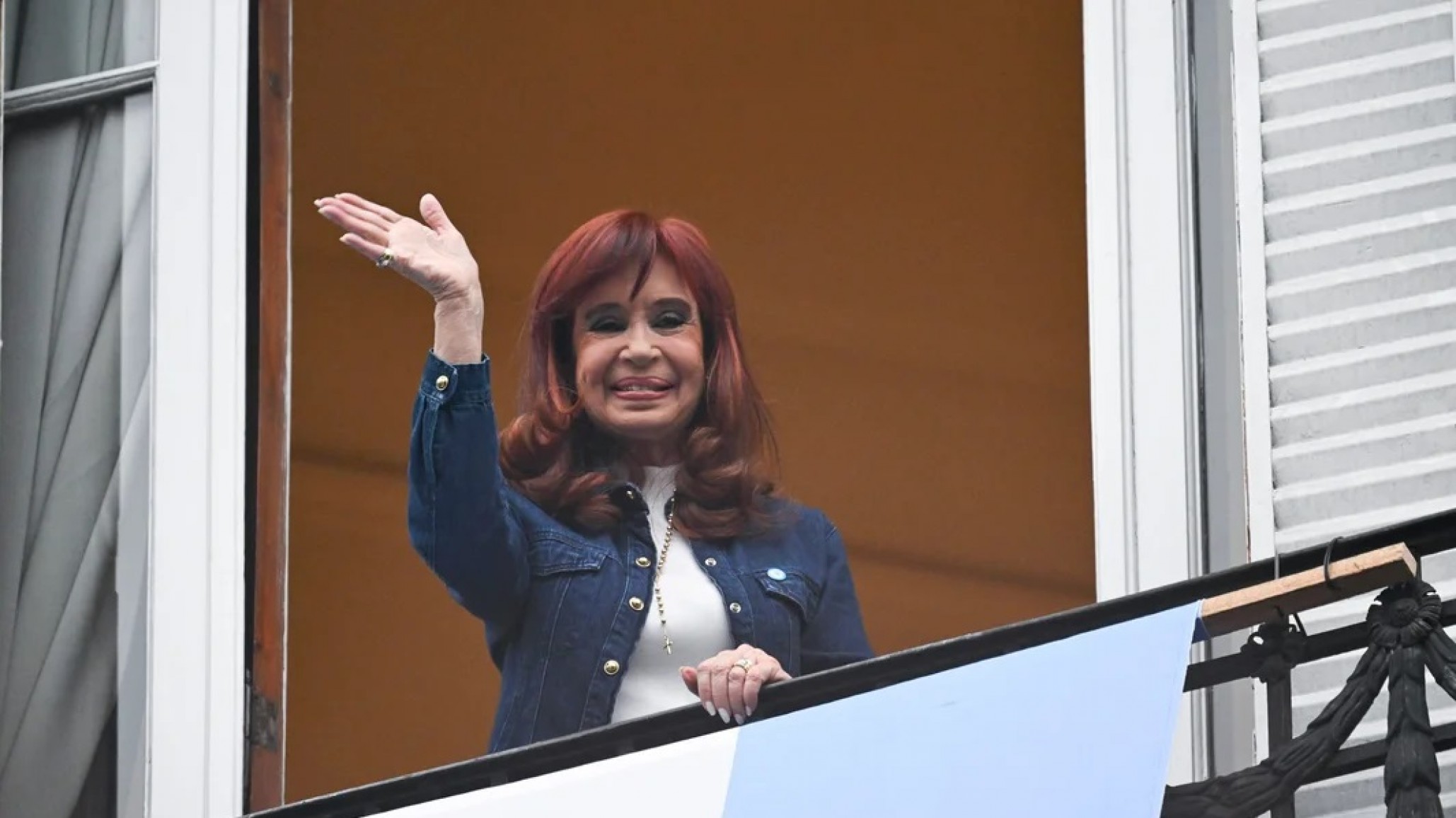Cristina Kirchner sigue internada y espera definiciones sobre su detención domiciliaria