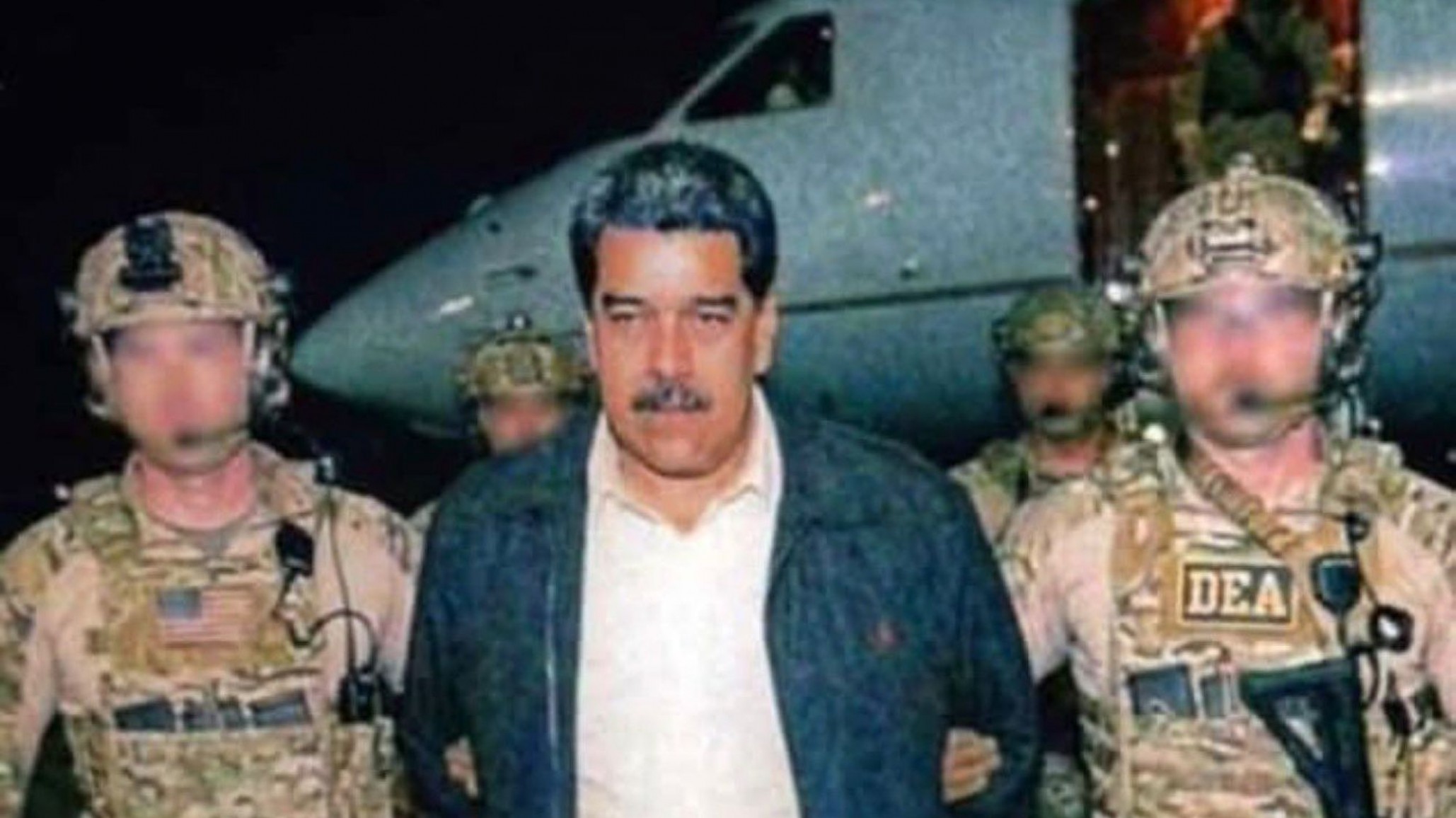 La foto del día: Maduro detenido por la DEA tras ataques de EEUU y traslado a Nueva York