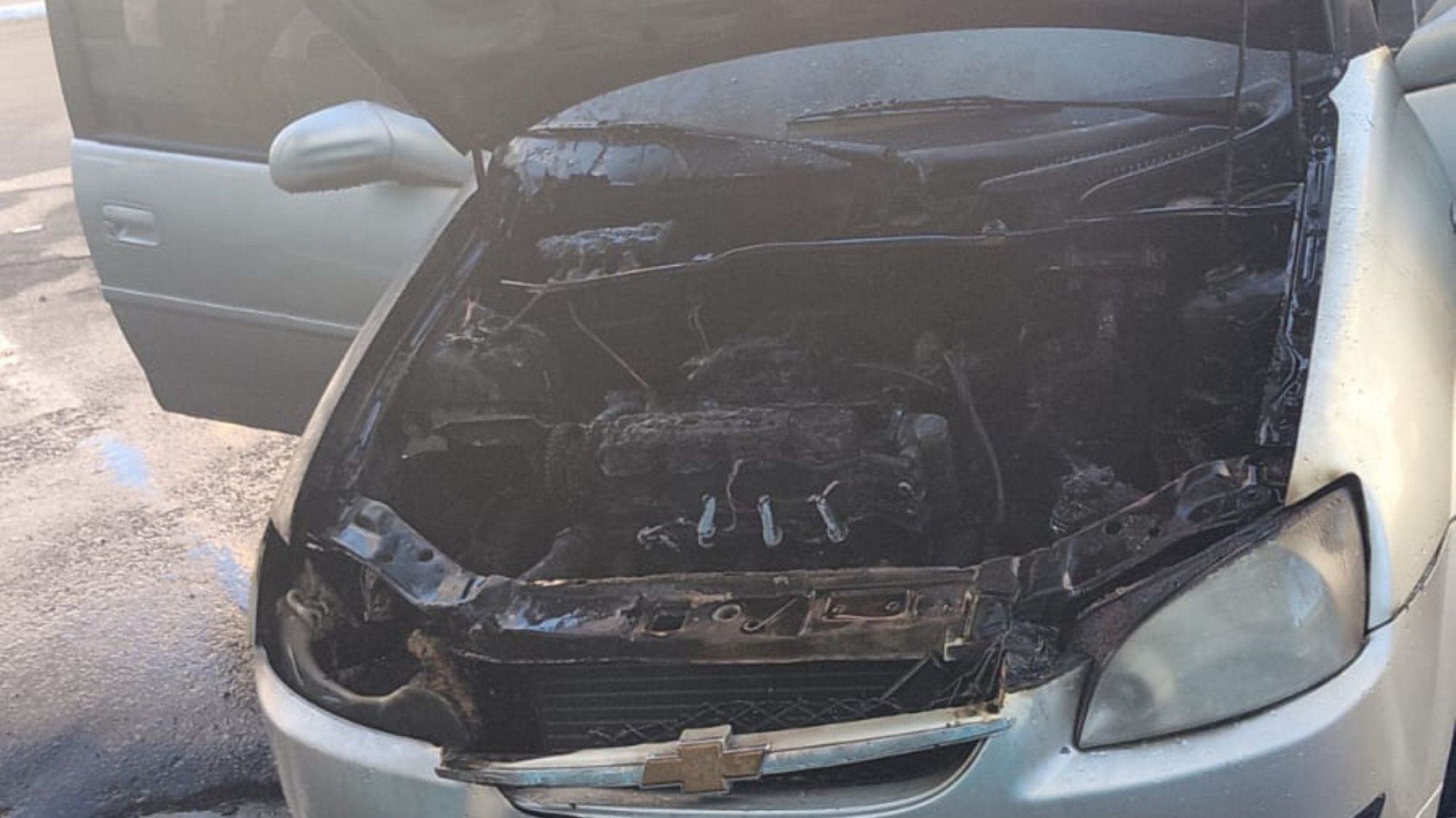 Discutió con unas personas, se fue a bailar y le prendieron fuego el auto