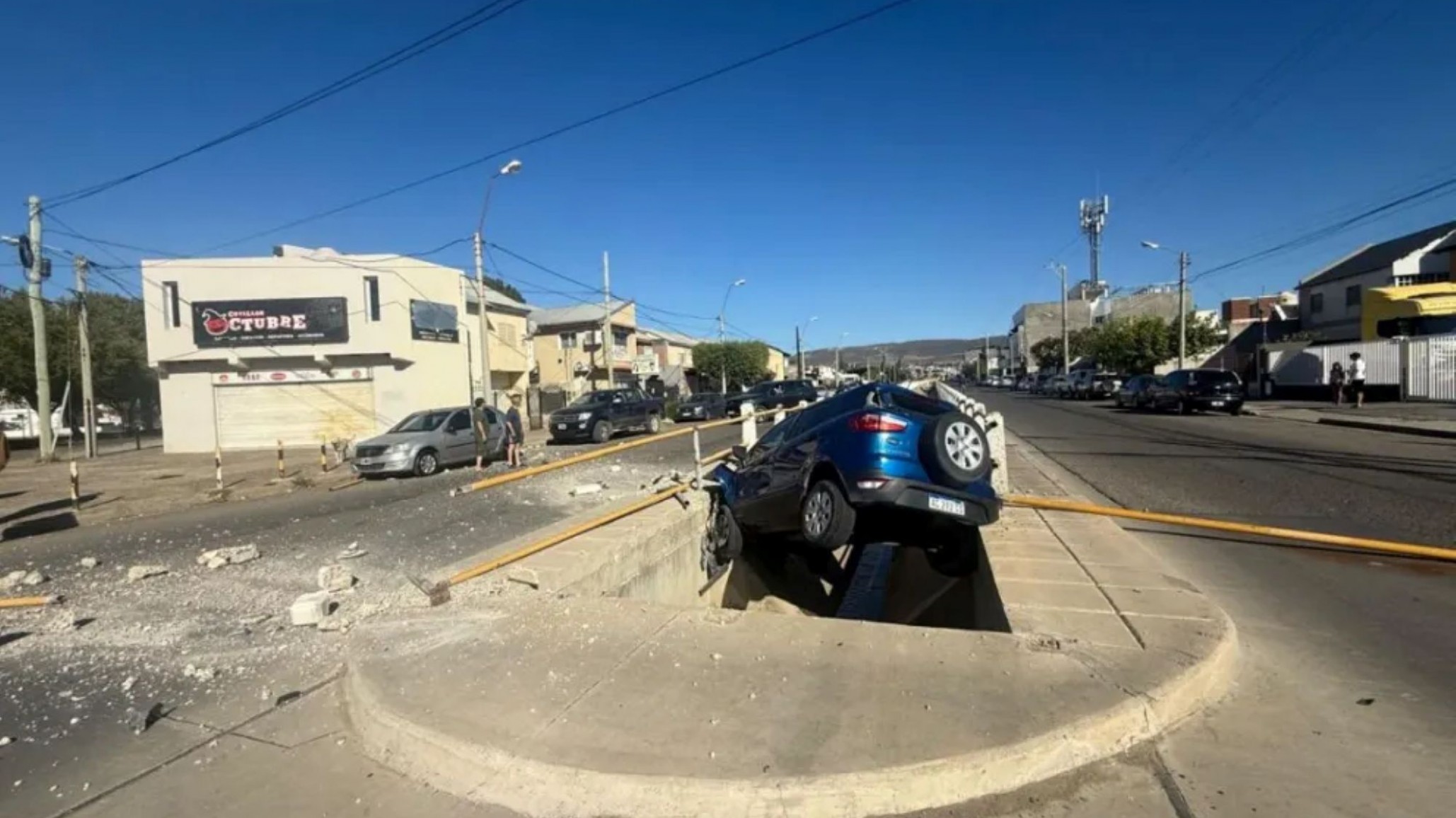 Borracho chocó contra un conducto cloacal en Comodoro y se dio a la fuga