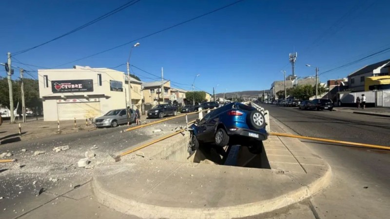 Borracho chocó contra un conducto cloacal en Comodoro y se dio a la fuga