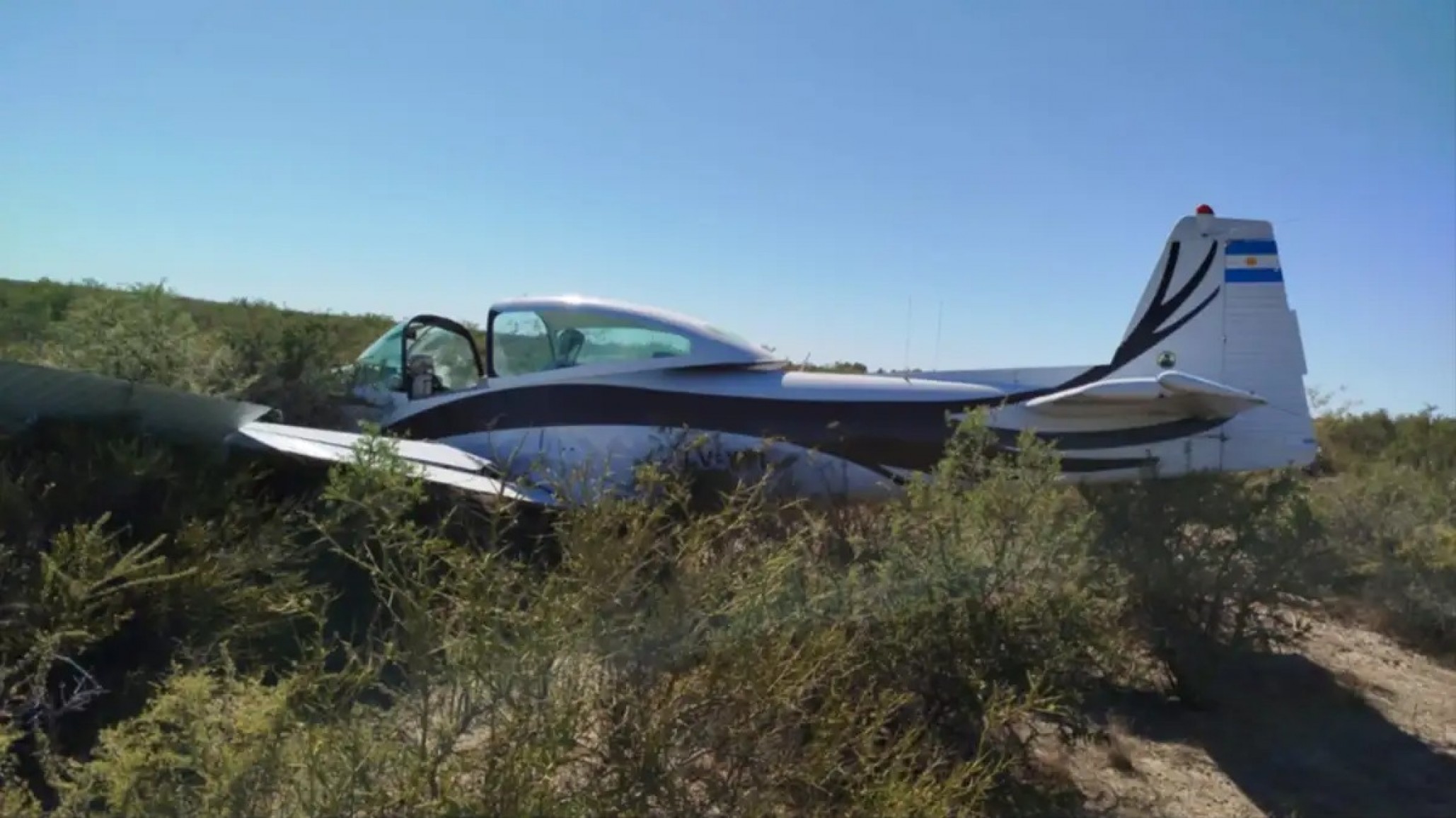 Accidente aéreo en Las Grutas: se estrelló la avioneta que piloteaba y caminó hasta una YPF para pedir ayuda