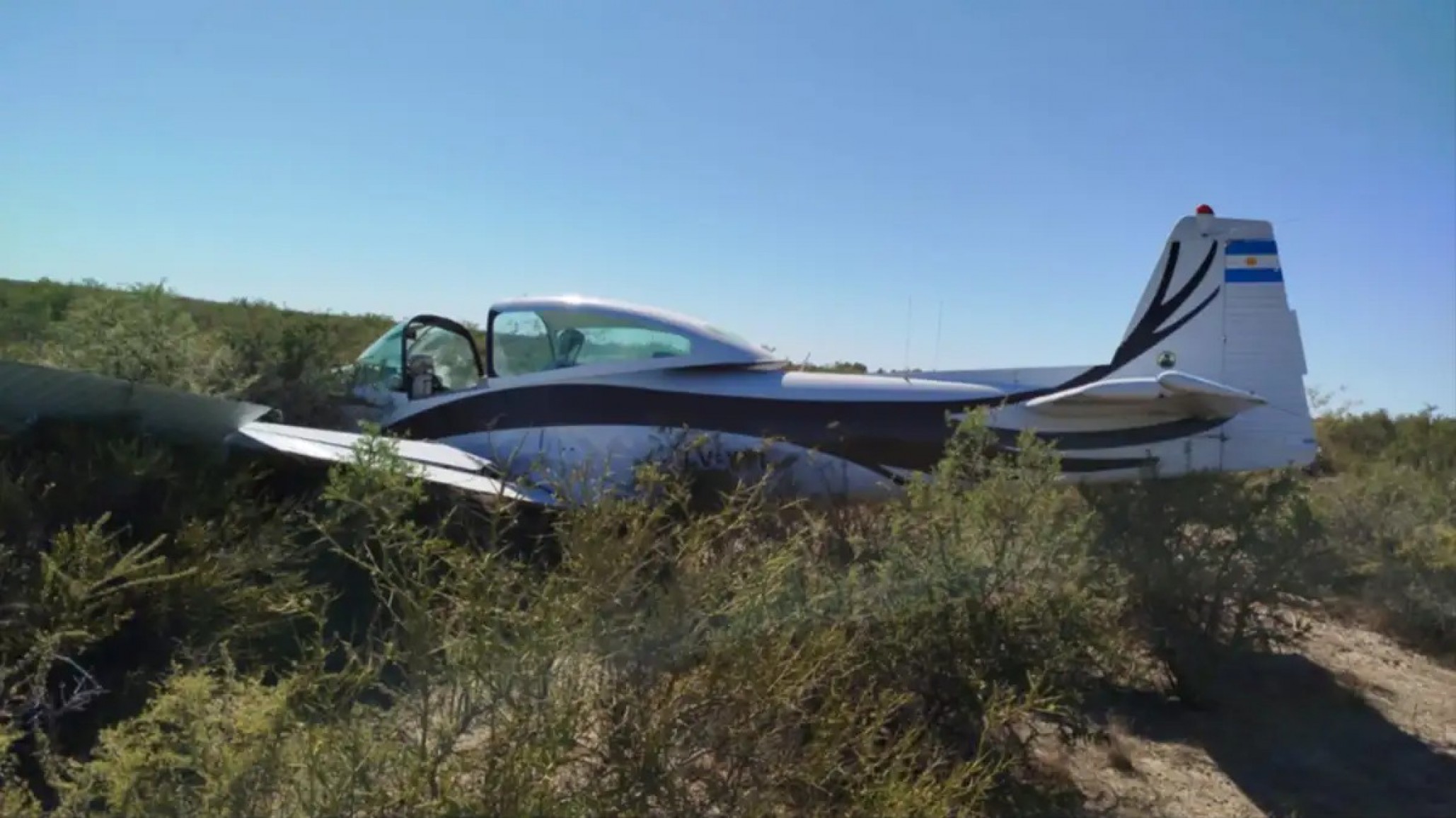 Accidente aéreo en Las Grutas: se estrelló la avioneta que piloteaba y caminó hasta una YPF para pedir ayuda