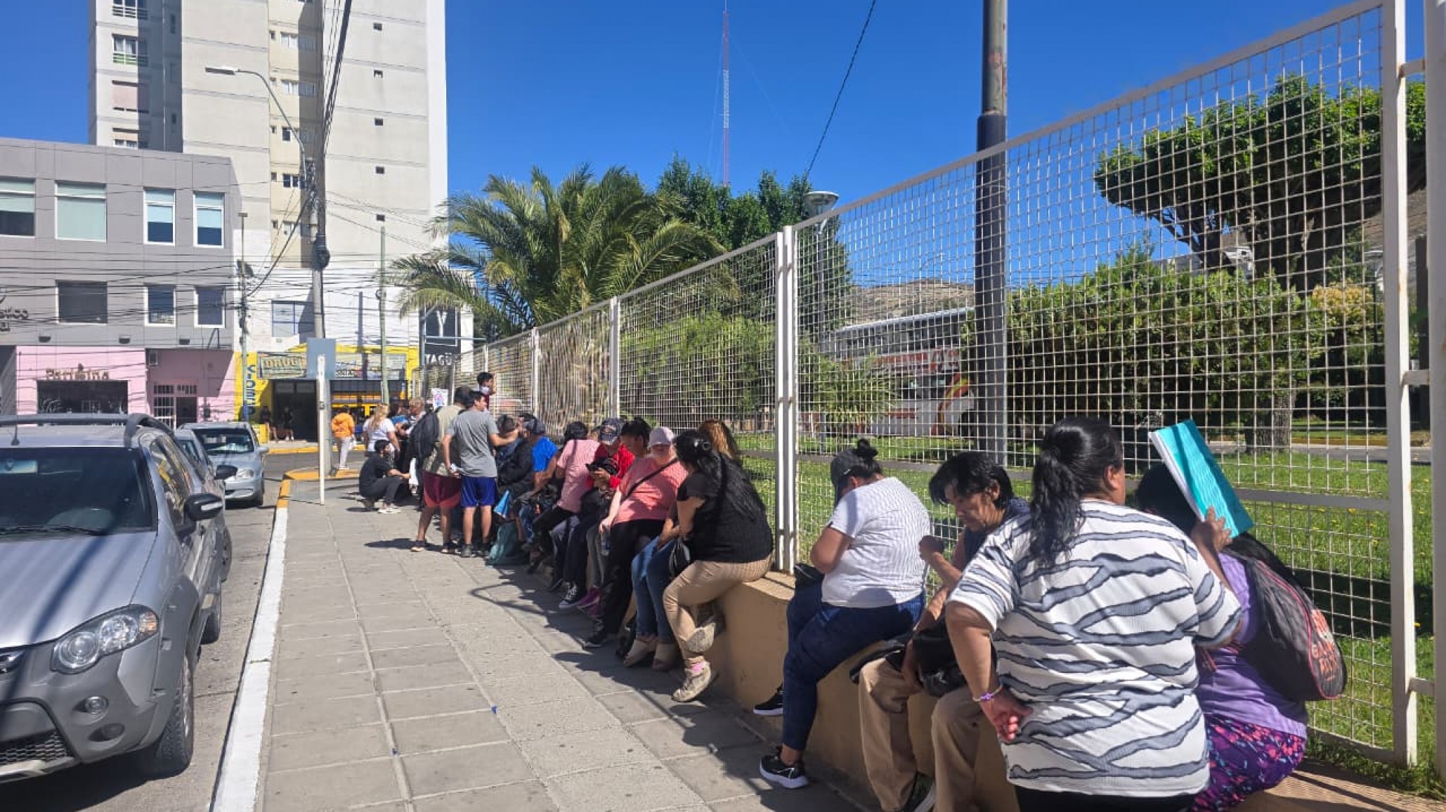 Calor extremo, largas filas y reclamos en Comodoro: personas con discapacidad y jubilados esperan renovar el beneficio de transporte