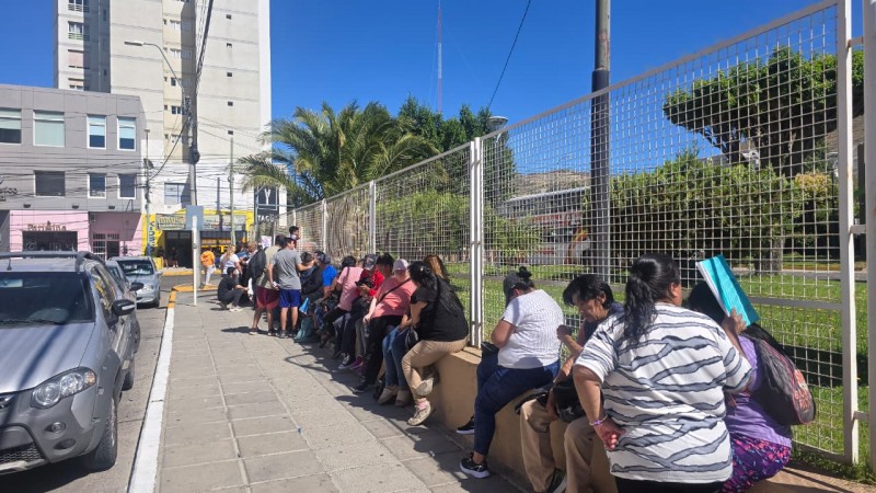 Calor extremo, largas filas y reclamos en Comodoro: personas con discapacidad y jubilados esperan renovar el beneficio de transporte