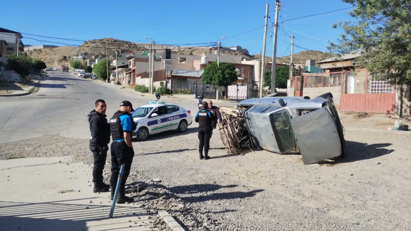 Accidente: se quedó sin frenos, perdió el control y volcó