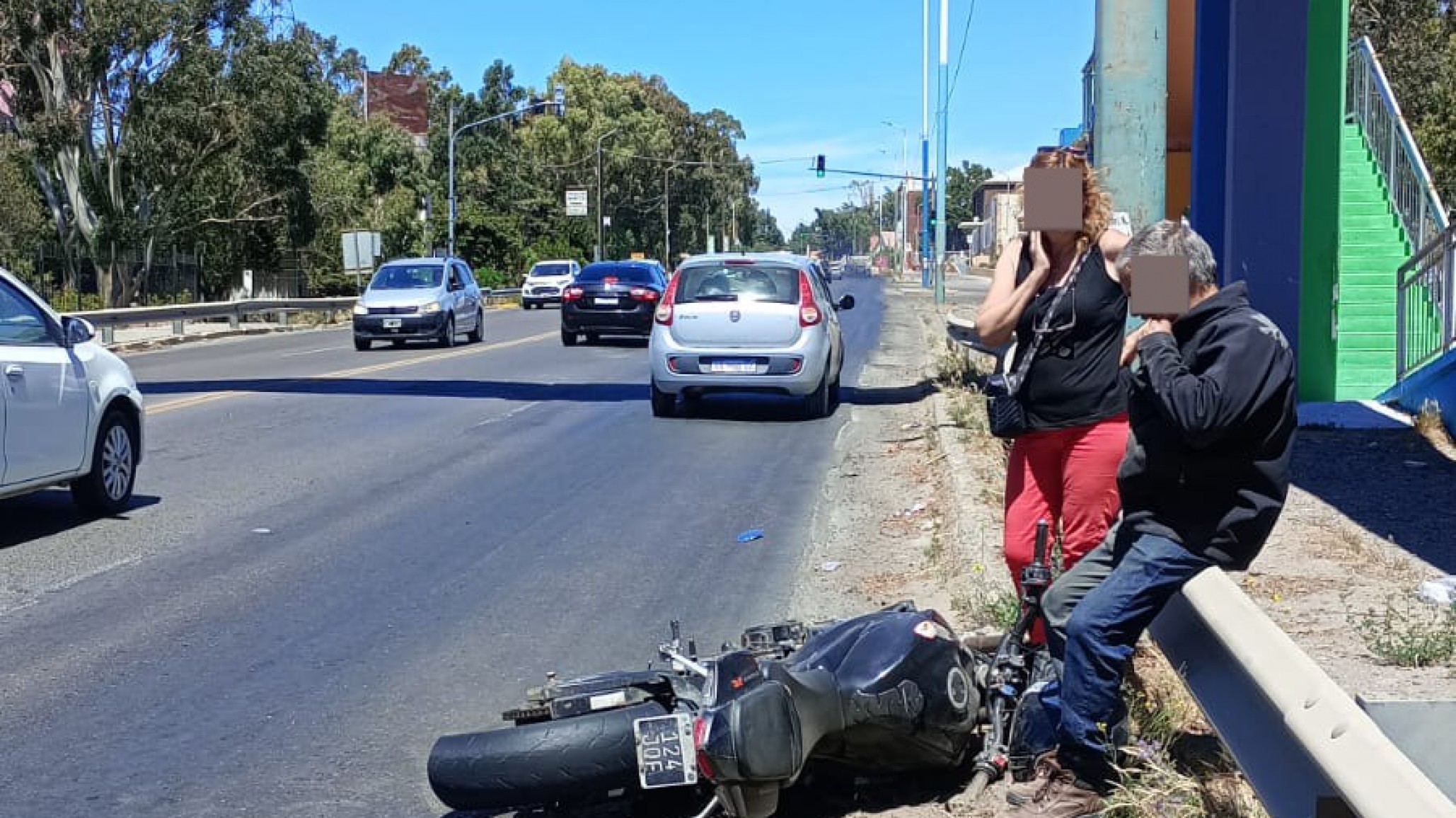 Chocaron un auto y una moto: trasladaron al motociclista al hospital