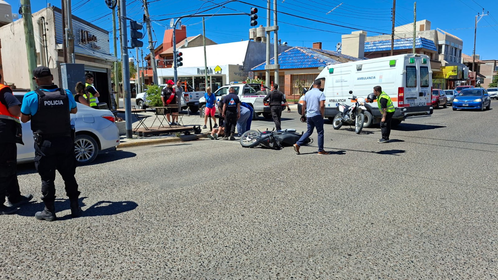 Cruzó en rojo y chocó a un motociclista: tuvo que ser trasladado al hospital