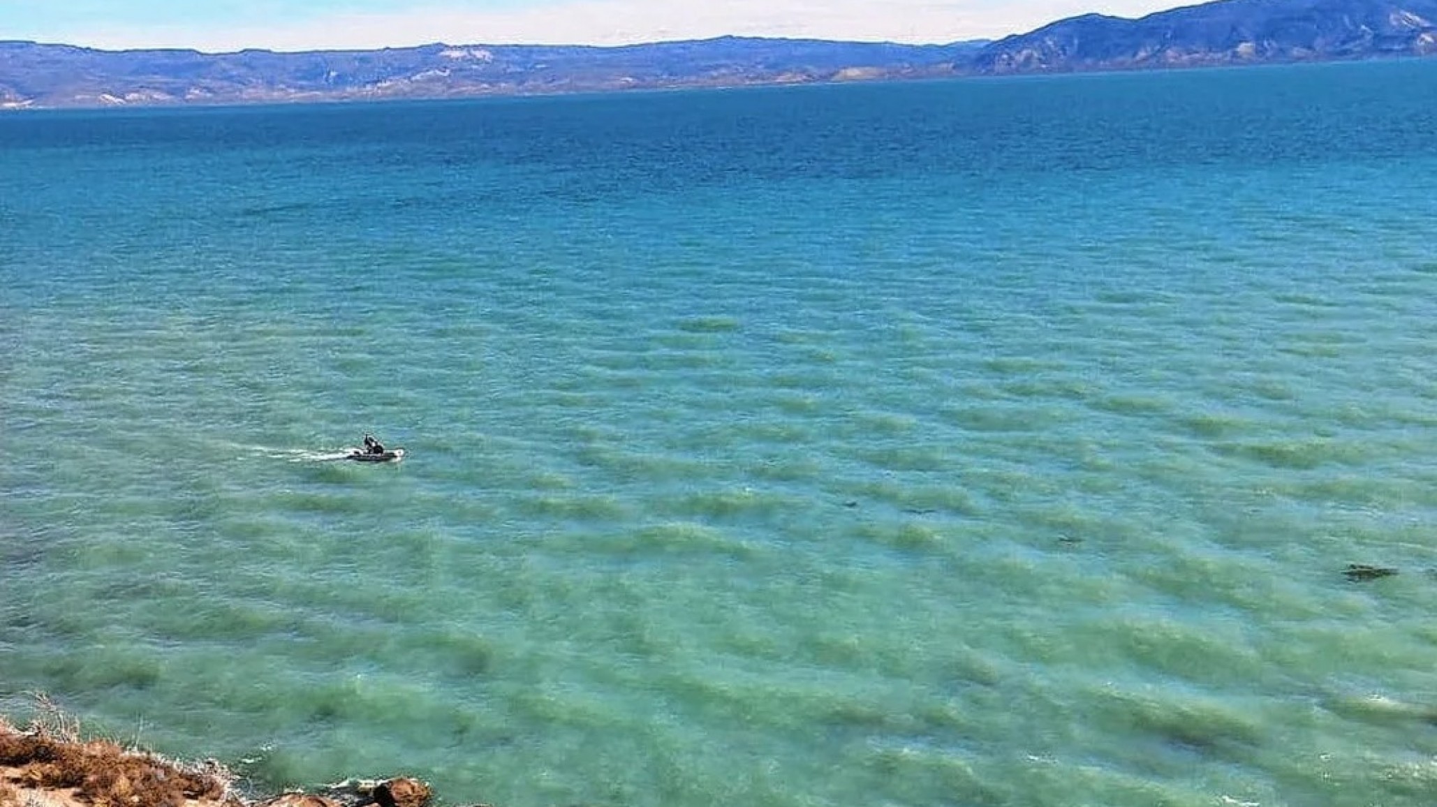 Un nene se ahogaba en el Lago Musters y un bañista le salvó la vida con maniobras de RCP
