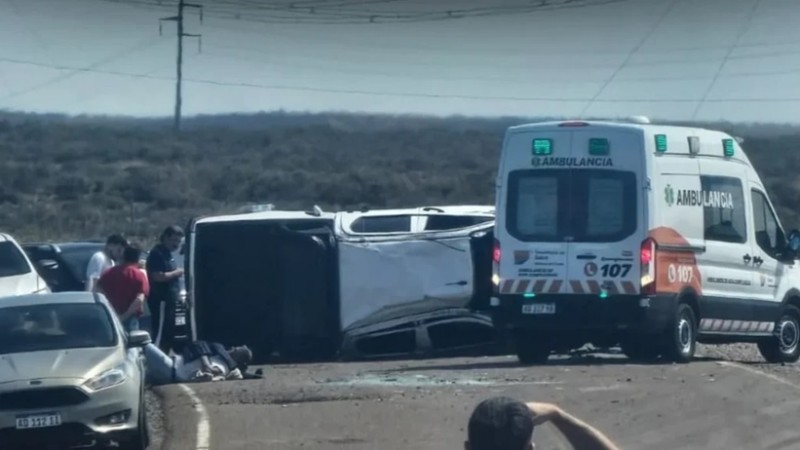 Una camioneta volcó en el tramo Garayalde - Comodoro y se registraron heridos