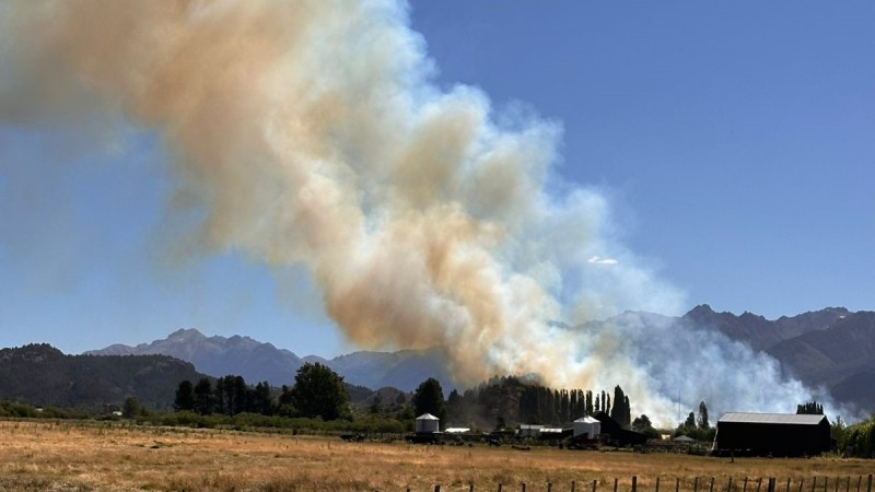 El fuego avanzó en el Lago Menéndez y persiste una nube de humo sobre Cholila