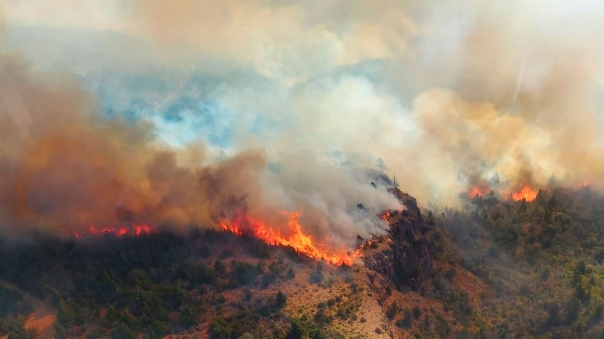Comodoro, Rada Tilly y Sarmiento enviaron bomberos a la cordillera para combatir incendios forestales