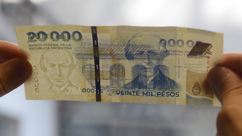 Crece la preocupación por una nueva ola de billetes falsos de $20.000 en todo el país