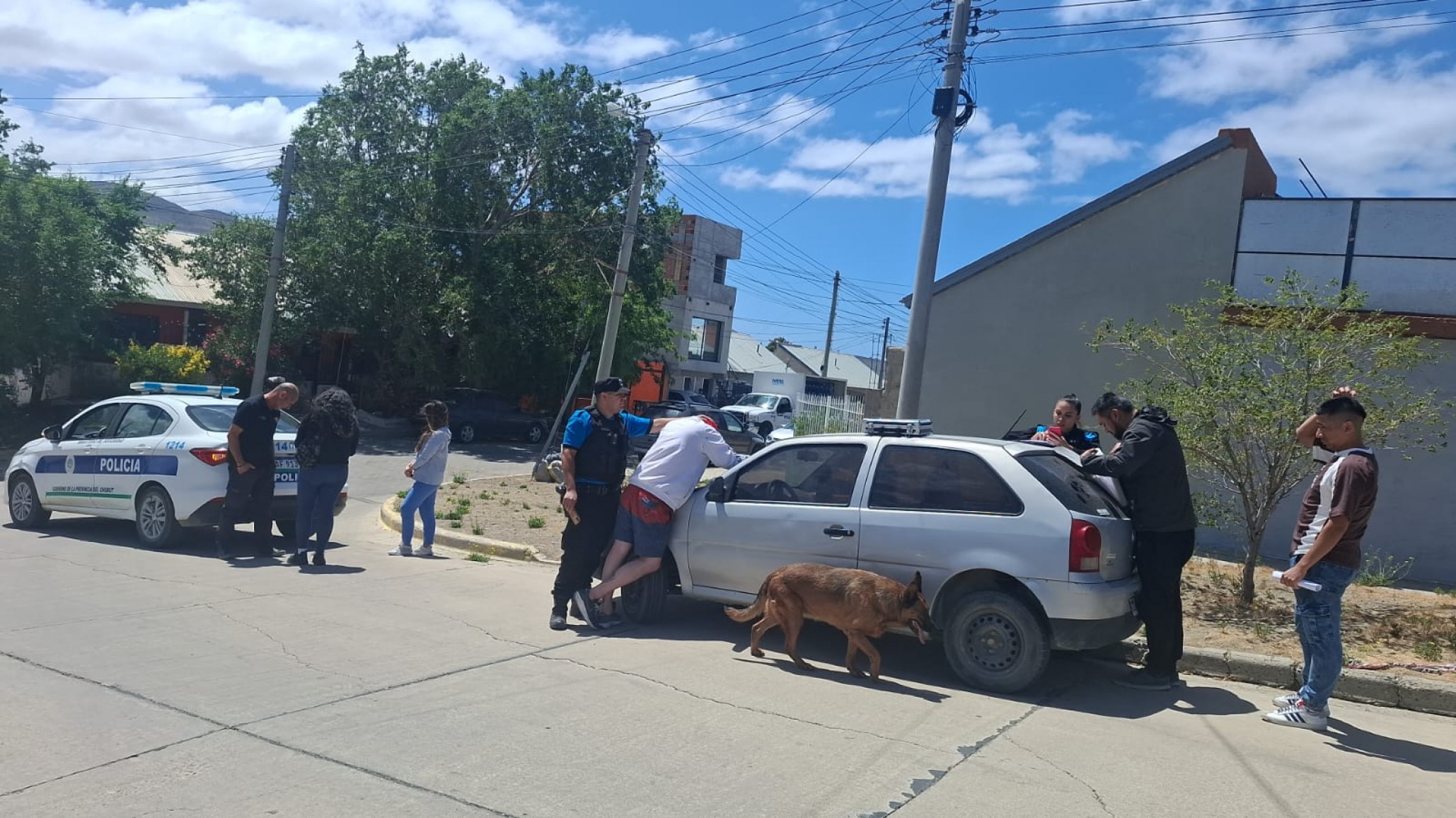 Un hombre con prisión domiciliaria fue sorprendido en la calle con cannabis
