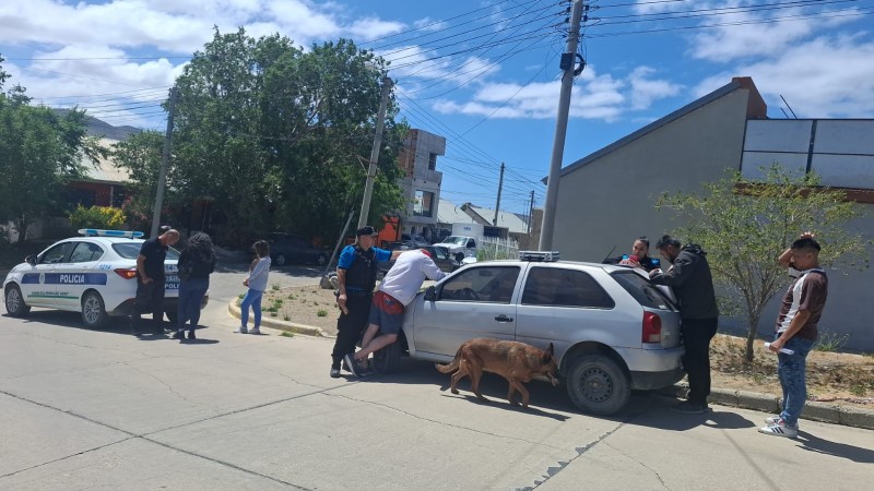 Un hombre con prisión domiciliaria fue sorprendido en la calle con cannabis