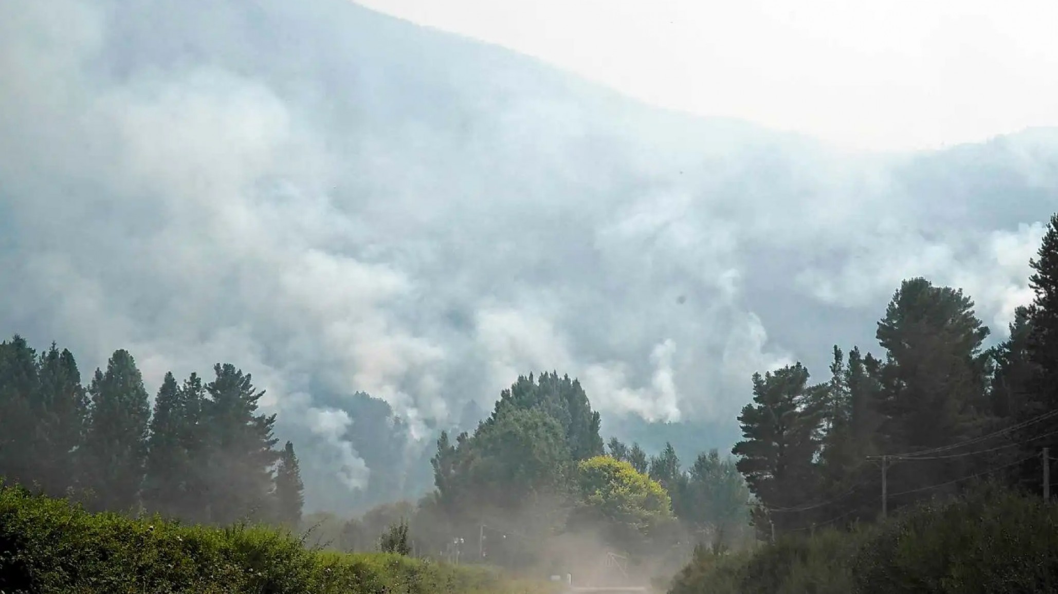 Epuyén en alerta por el viento y a la espera del avión hidrante de gran porte para contener el fuego en el cerro Pirque