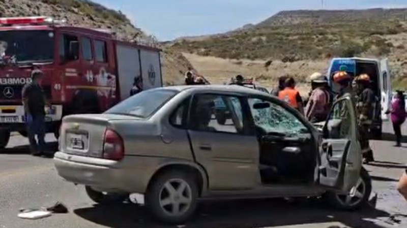 Tres heridos tras un fuerte choque frontal en el camino Roque González