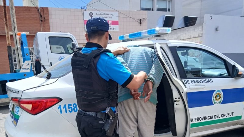 Un vecino volvió de comprar y encontró a un hombre en el patio de su casa: terminó detenido