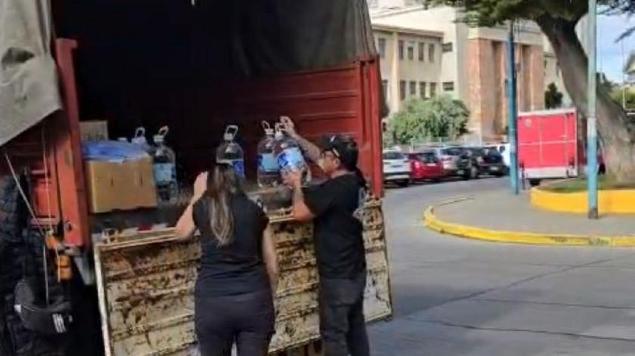 Comodoro solidario: Ya cargan los camiones con donaciones para la cordillera