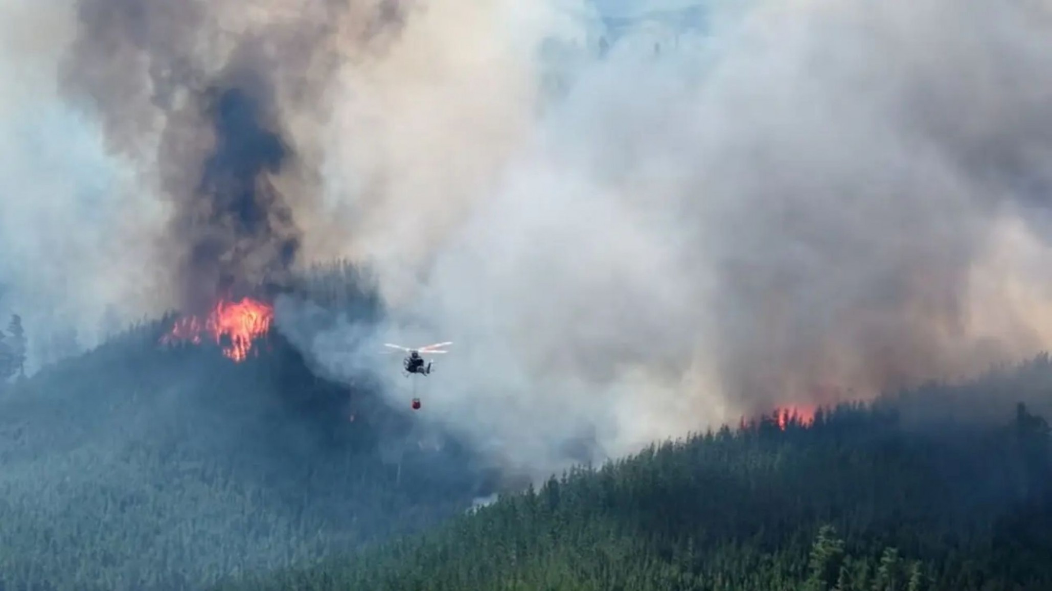 Incendios en Chubut: Nación despliega brigadistas, el avión más grande de Latinoamérica y evacúan a miles