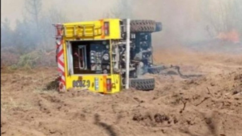Volcó un camión de brigadistas en medio del operativo contra el incendio en la cordillera