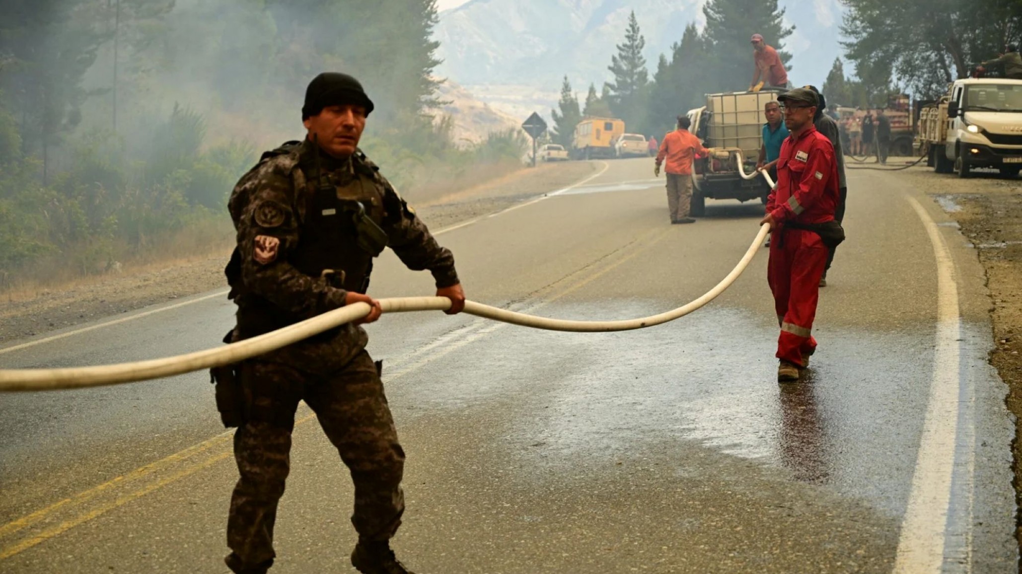 Brigadistas de Parques Nacionales denuncian salarios precarizados mientras combaten los incendios en Chubut