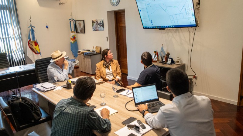 El intendente activó un protocolo técnico de monitoreo ante el movimiento de suelo en el Cerro Hermitte