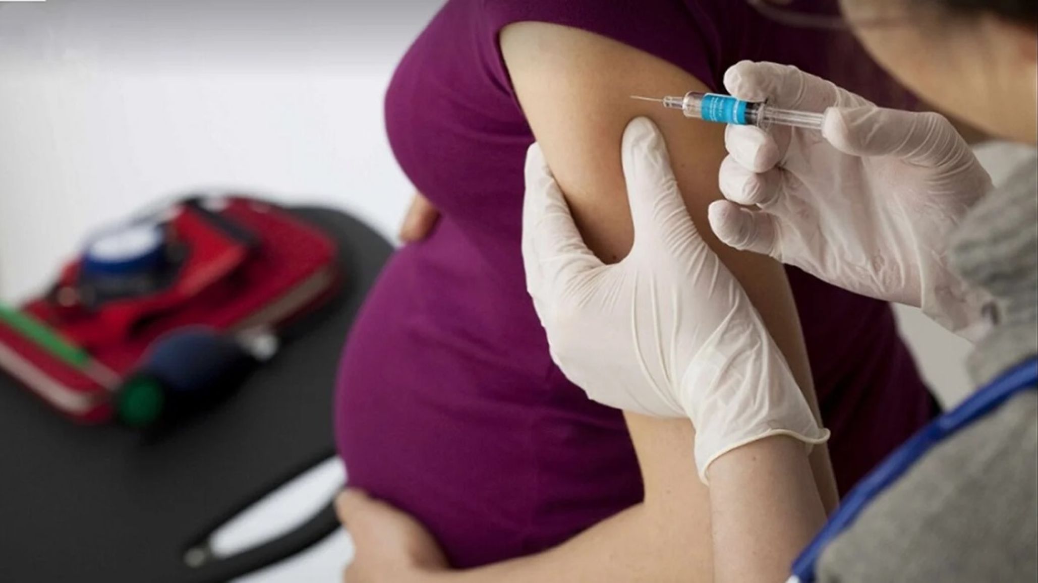Vacuna contra el VSR: personas gestantes ya pueden inmunizarse sin orden médica en todo el país
