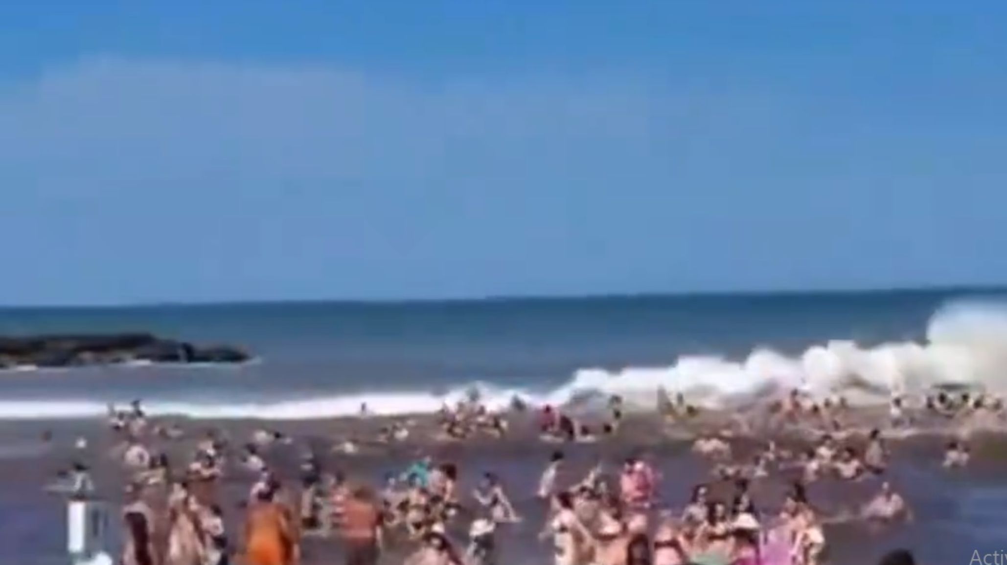 Ola gigante en la Costa Atlántica: un "meteotsunami" dejó un muerto y 35 heridos