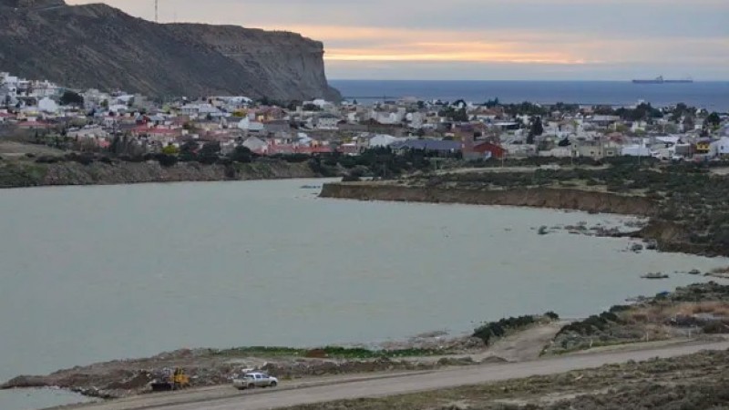 "No se aguanta": vecinos de Rada Tilly denuncian el fuerte olor de la laguna desde hace días