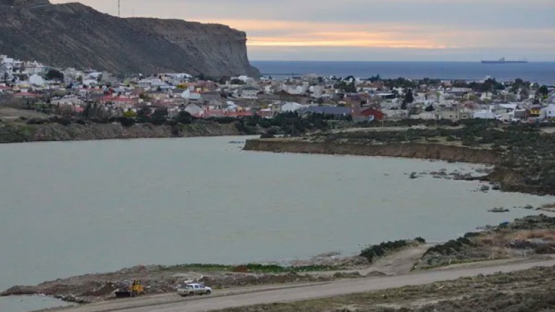 "No se aguanta": vecinos de Rada Tilly denuncian el fuerte olor de la laguna desde hace días