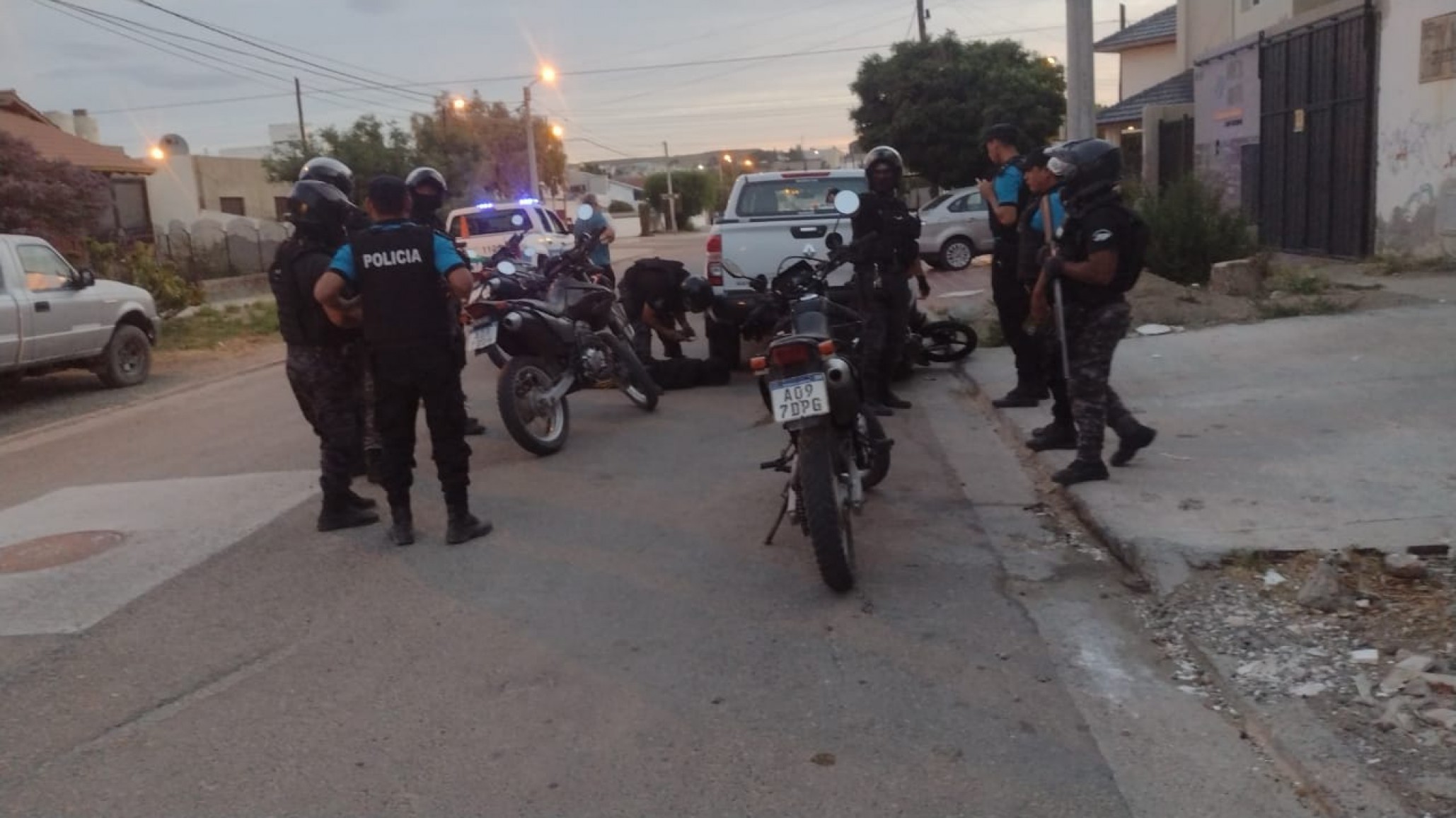 Persecución policial desde el barrio 30 de Octubre hasta Pueyrredón: huyó de un control y cayó de la moto