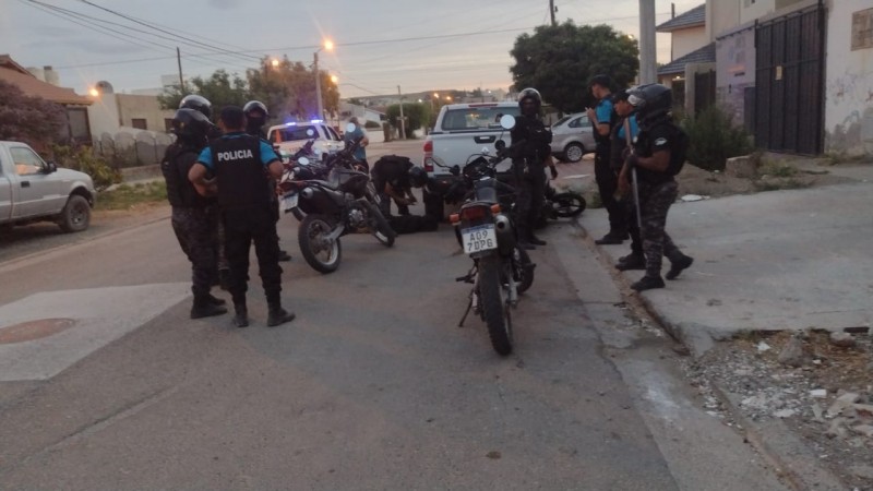 Persecución policial desde el barrio 30 de Octubre hasta Pueyrredón: huyó de un control y cayó de la moto