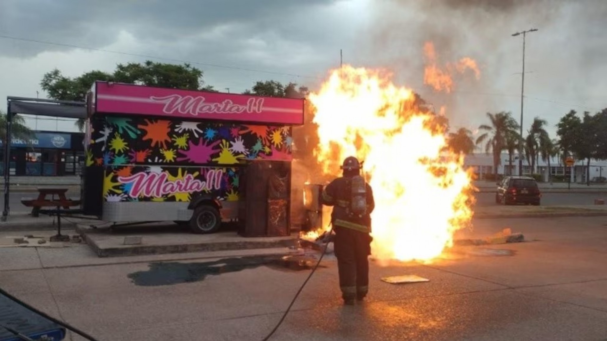 Dos hombres incendiaron un baño químico y dañaron un carro de comidas