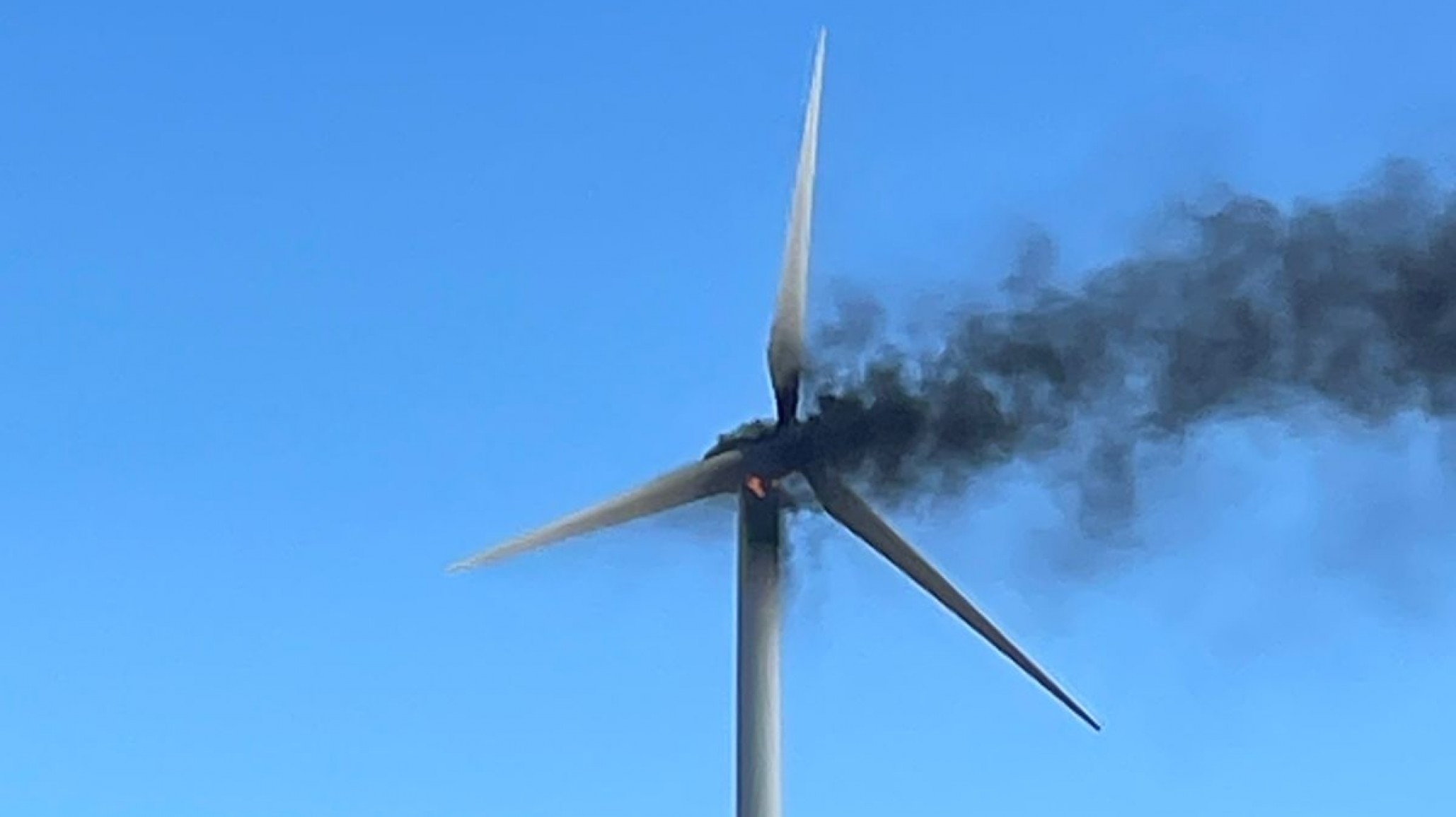 Se incendió un molino eólico y generó un incendio de pastizales