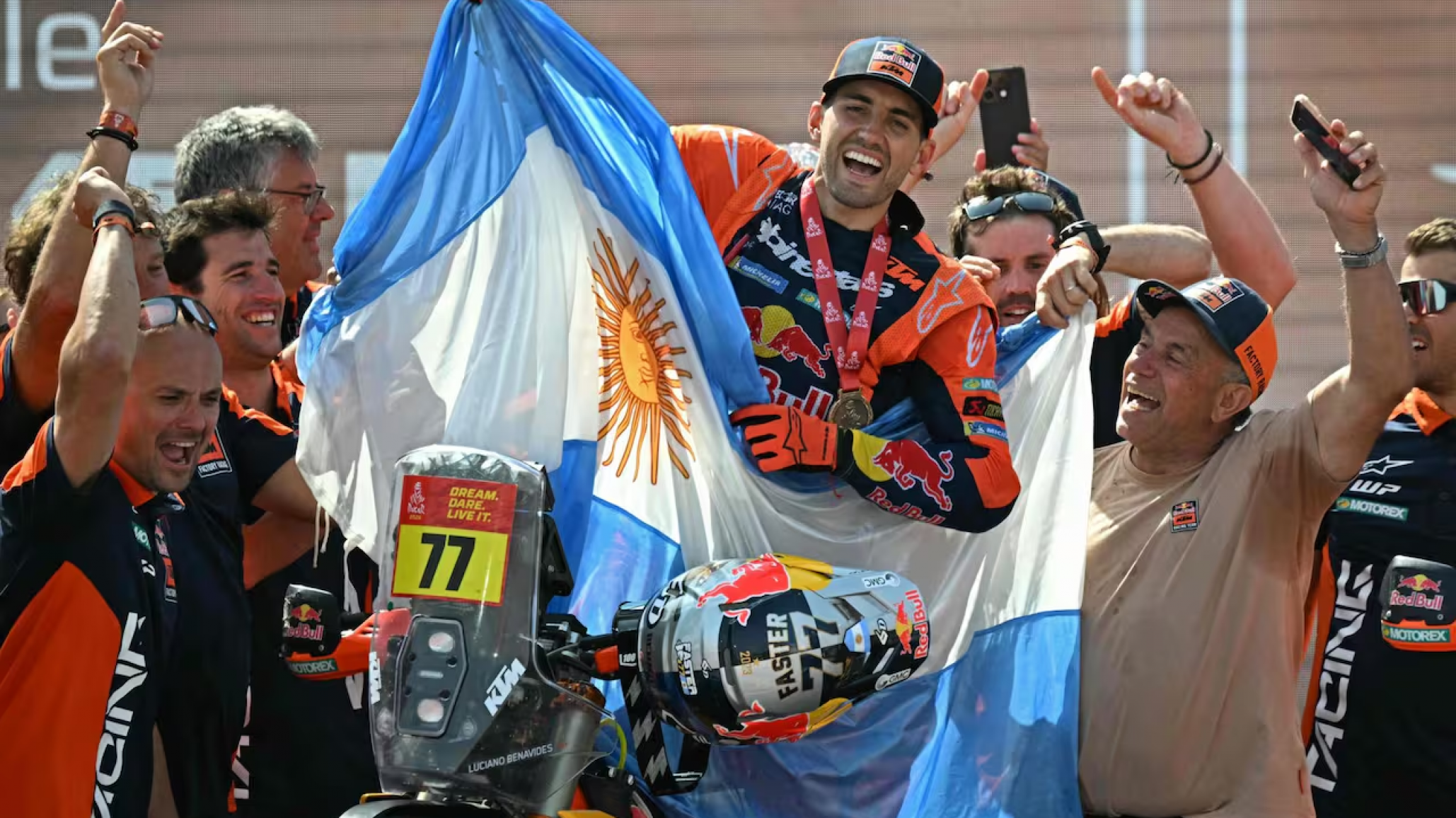 Luciano Benavides hizo historia y ganó el Rally Dakar en motos