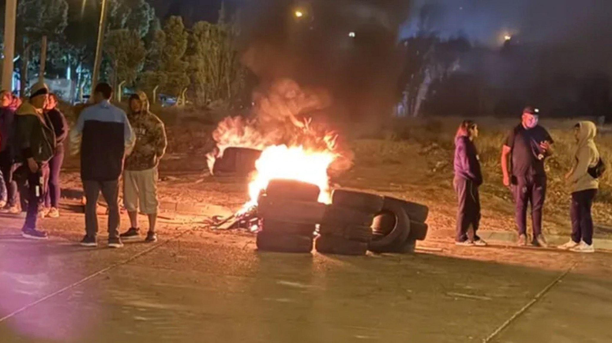 Vecinos en Comodoro organizan guardias para proteger sus bienes tras el deslizamiento del cerro Hermitte