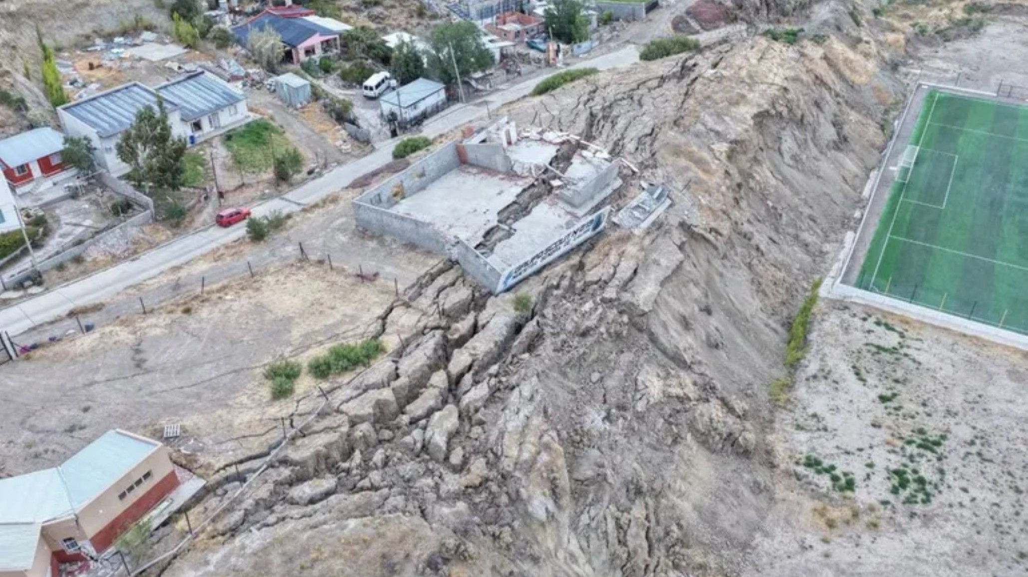 Evacuaron a más de 90 familias por un deslizamiento del cerro Hermitte