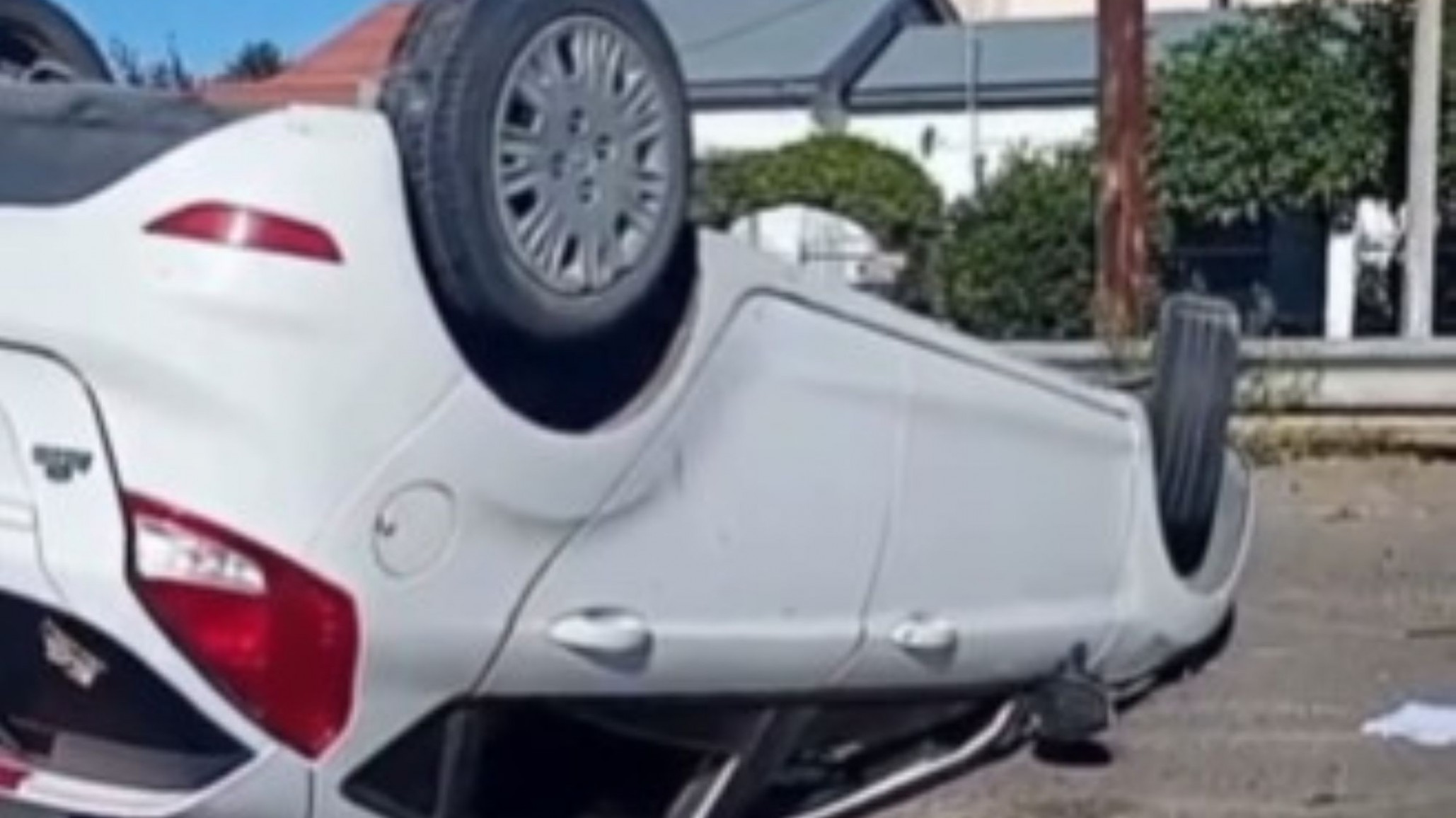 Vuelco en Km 5: un auto quedó dado vuelta en una esquina clave