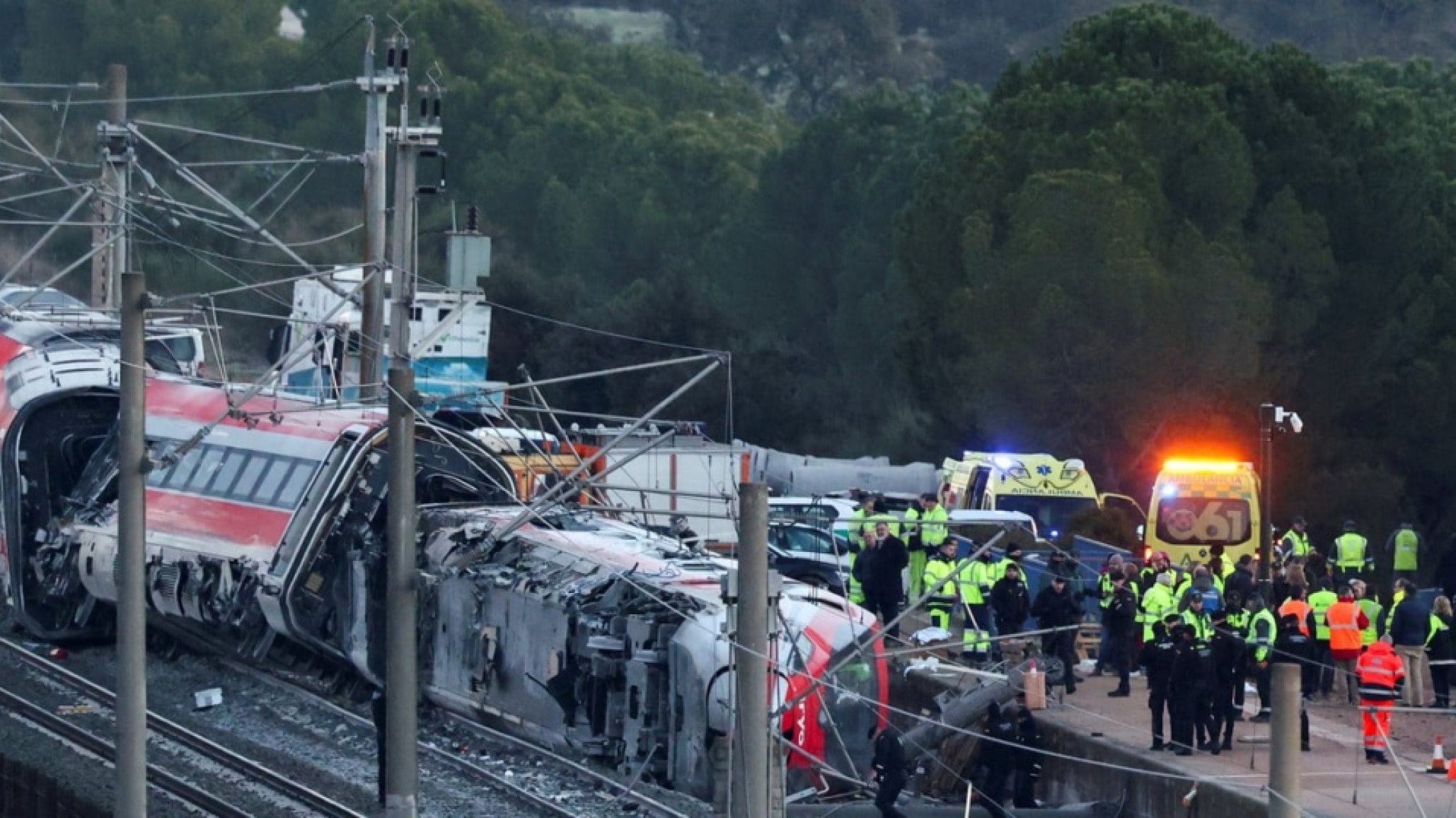 Tragedia en España: dos trenes de alta velocidad descarrilaron y murieron al menos 39 personas