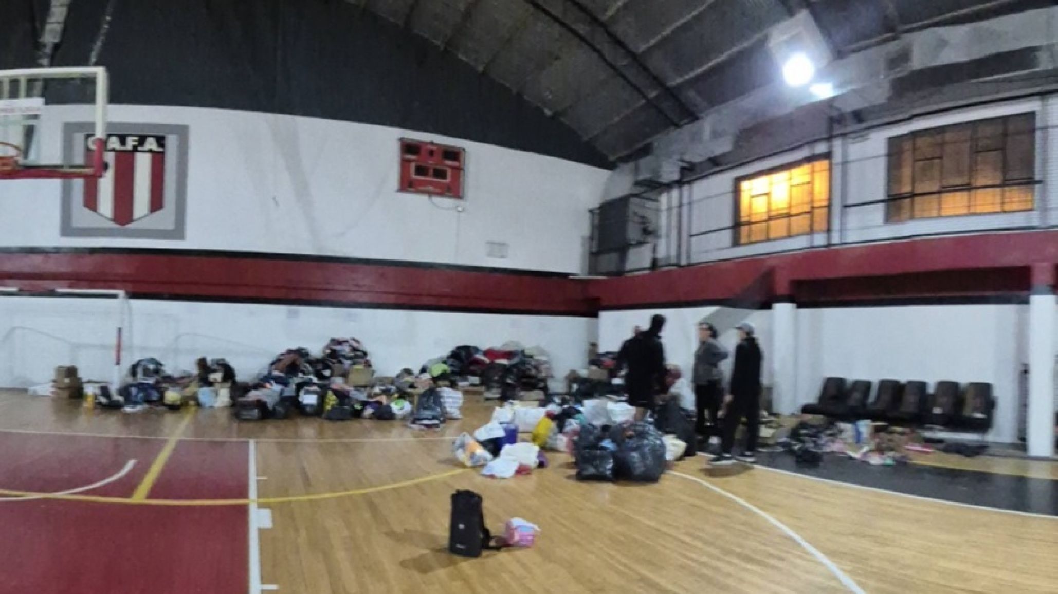 El Club Ameghino asiste a las familias evacuadas por el movimiento del Cerro Hermite y lanzó un pedido urgente