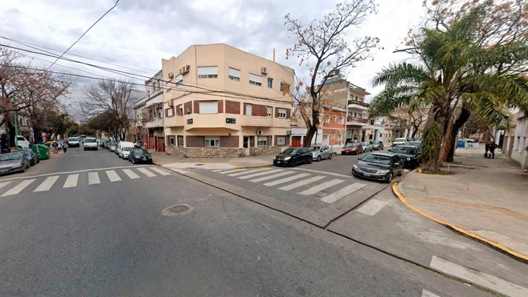 Un policía ebrio bajó de su auto, empezó a disparar e dejó a un vecino herido