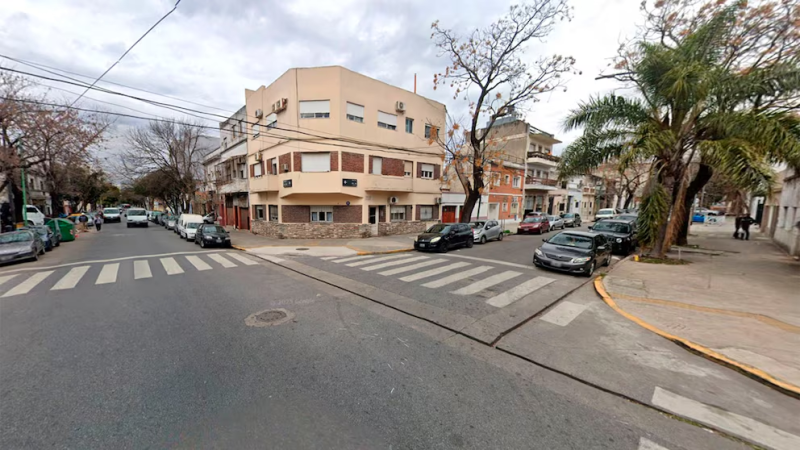 Un policía ebrio bajó de su auto, empezó a disparar e dejó a un vecino herido