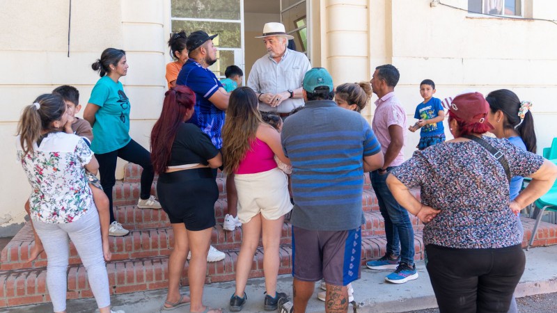 Othar visitó a las familias evacuadas en el albergue municipal