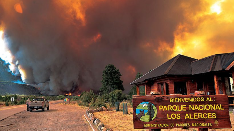 Avanza el incendio en Los Alerces y el fuego habría alcanzado viviendas