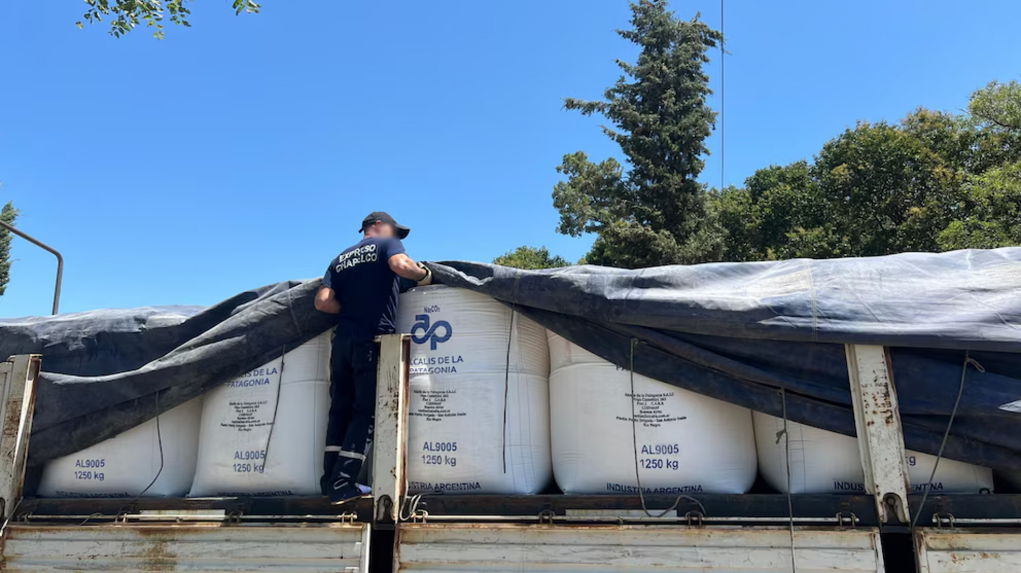 Incautaron más de 20 toneladas de un químico clave para elaborar cocaína durante un operativo