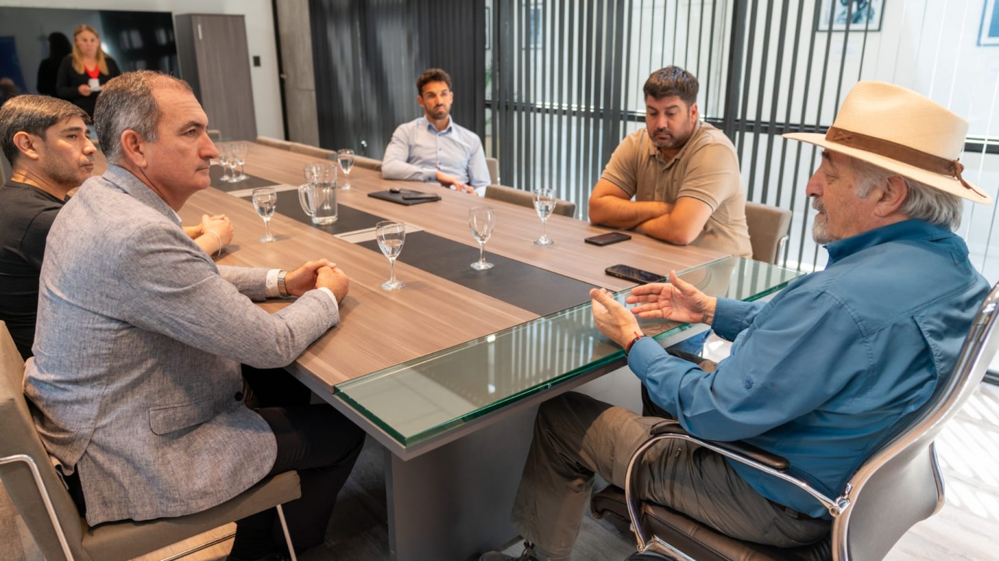 Macharashvili articula con el sector inmobiliario acciones de asistencia para los afectados por el Cerro Hermitte