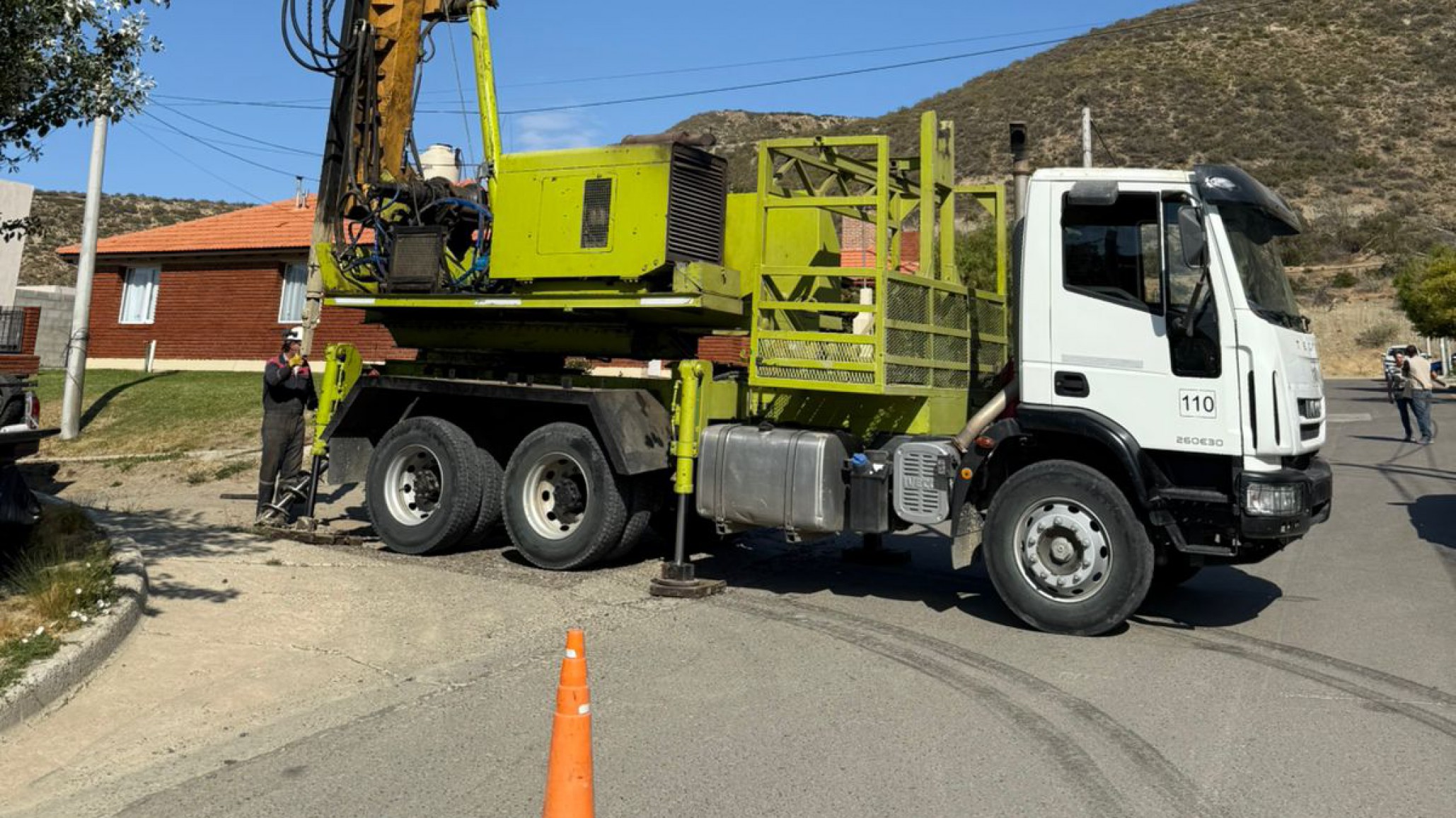 Médanos: Un equipo de la UNPSJB comenzó a realizar perforaciones para analizar los movimientos del cerro